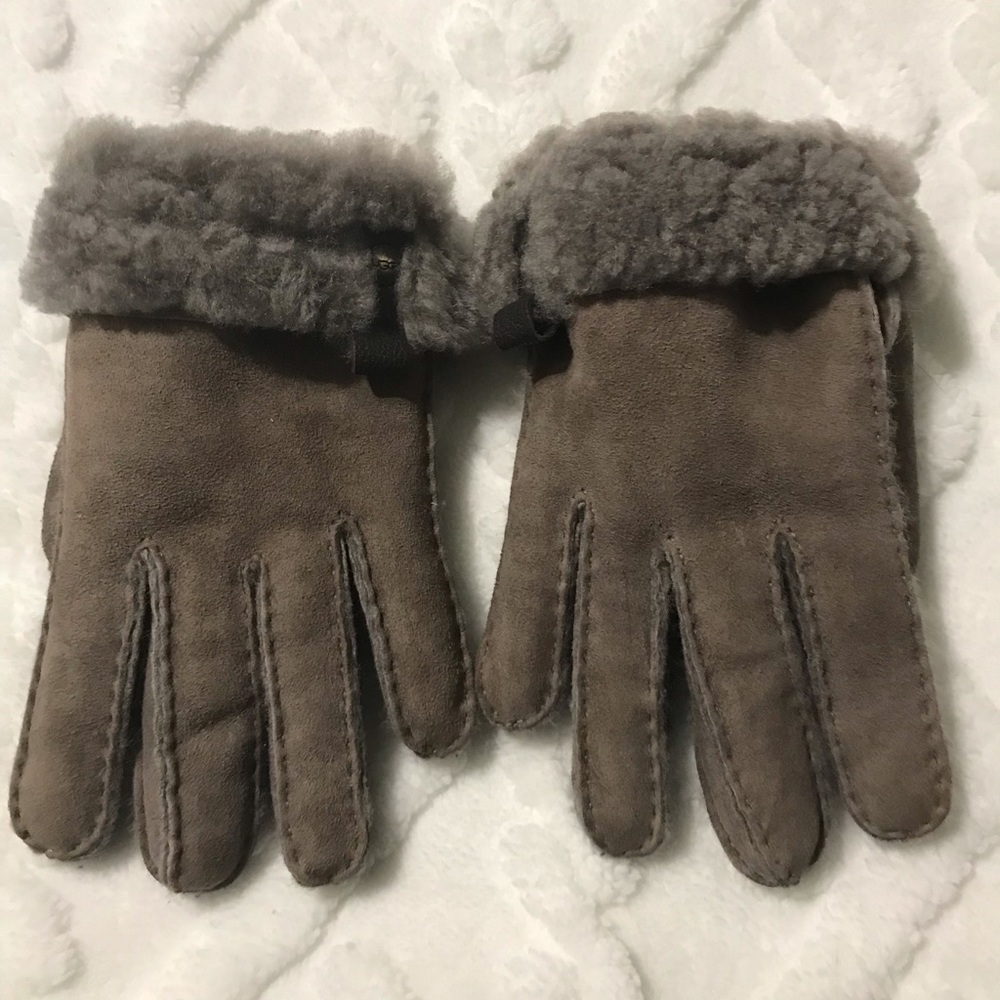 UGG Shearling-Trim Gray Leather Gloves - Picture 4 of 10